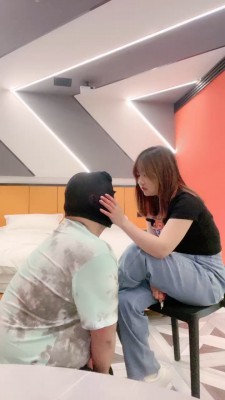 【佳佳】精神小妹狂抽耳光/袜子堵嘴踩踏 bf27230_绳艺库视频下载