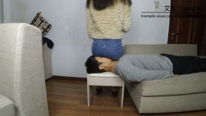 90妹子牛仔裤坐脸_绳艺库视频下载