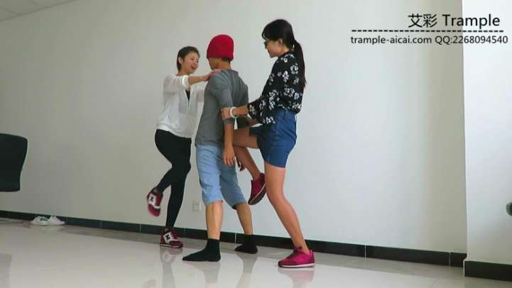 瑶主与闺蜜长靴+高跟+运动鞋玩弄贱狗！_绳艺库视频下载