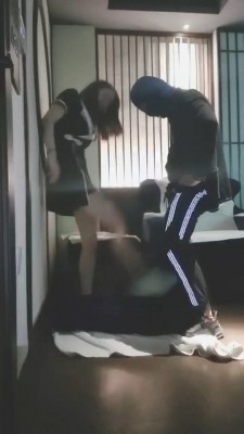 【德意】颜值高素人舔脚+踹脸 bf23067_绳艺库视频下载