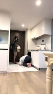 【万一】情侣主VS绿帽-踩踏食物喂食/吊绑狠抽/吃丝袜 bf28392_绳艺库视频下载