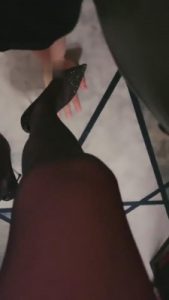 【成都女王瑶妈】黑丝碾压食物喂食圈养狗 bf5540_绳艺库视频下载