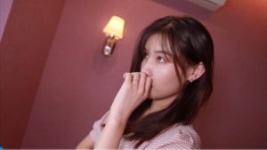 正常人看了都忍不住的超级美女，裸足穿单鞋，猥琐男趁她睡着了偷偷闻了下 bf24325_绳艺库视频下载