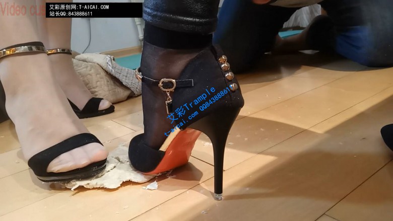 两个主人同时出现，一起调教奴隶，给奴隶踩踏美食！_绳艺库视频下载