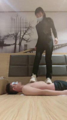 【娇娇公主】小白鞋高跟鞋踩踏碾压 bf5196_绳艺库视频下载