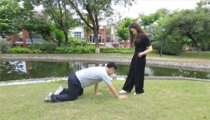 『奴隶岛』—狗嘴清洁泥鞋底（上）_绳艺库视频下载