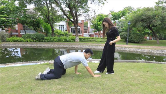 『奴隶岛』—狗嘴清洁泥鞋底（上）_绳艺库视频下载