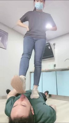 【小劳拉】运动鞋全体重踩踏/强制喂食 bf27269_绳艺库视频下载