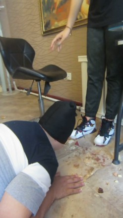 篮球长腿美女aj脏篮球鞋踩踏喂食语言羞辱_绳艺库视频下载