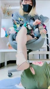 套路直播视频【美离子】高跟肉丝踩脚垫/喂圣水 bf24603_绳艺库视频下载