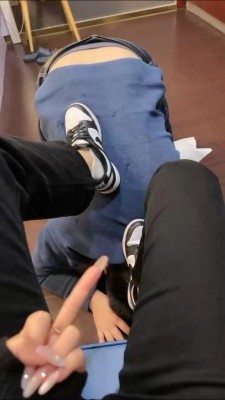 套路直播视频【叫叫sama】学生S运动鞋+白袜+丝袜气味羞辱 bf24401_绳艺库视频下载