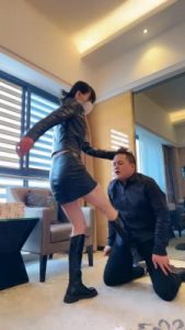 套路直播视频【艺术美学】御姐皮靴重度虐狗-踢裆/踩头跺狗爪/腿绞/虐乳 bf25173_绳艺库视频下载