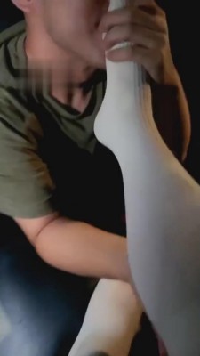 【强抚】高速路上双奴舔脚争宠 bf2052_绳艺库视频下载