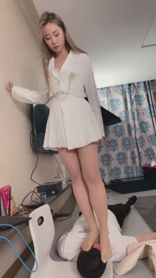 【二宝】御姐高跟鞋全体重狠踩 bf11470_绳艺库视频下载