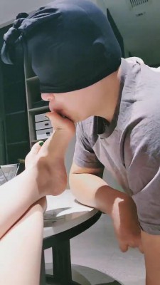 【蜜桃儿】舔原味臭脚丫 bf10317_绳艺库视频下载