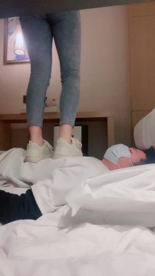 【筱七S】小白鞋黑船袜踩狗 bf21211_绳艺库视频下载