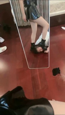 套路直播视频【桃幼幼】圈养废物狗-长靴踩踏/圣水淋浴/黑丝脚深喉  bf25978_绳艺库视频下载