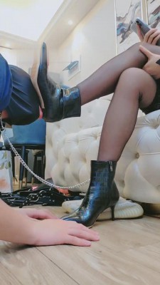 【小拽主人】椰子鞋黑丝脚下的舔狗 bf13965_绳艺库视频下载