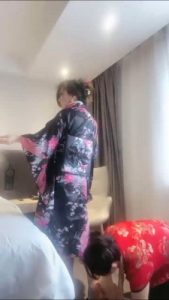 套路直播视频【歌迪丝S】私人定制调教骚母狗三姨（第一集） bf24820_绳艺库视频下载