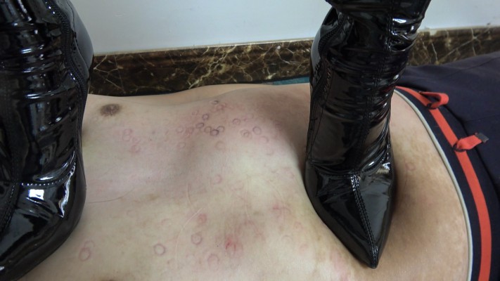 【彼岸花】情侣主皮靴踩踏，羞辱贱狗 YC-220809-4_绳艺库视频下载