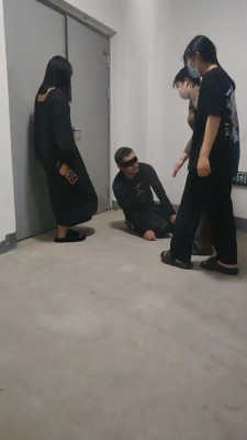 【最抗揍M】楼道间3S-群调踢踹踩踏 bf2744_绳艺库视频下载