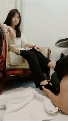 套路直播视频【思思】超可爱学生主-小白鞋黑短袜辱狗/踩喂食【双视角版】bf25672_绳艺库视频下载