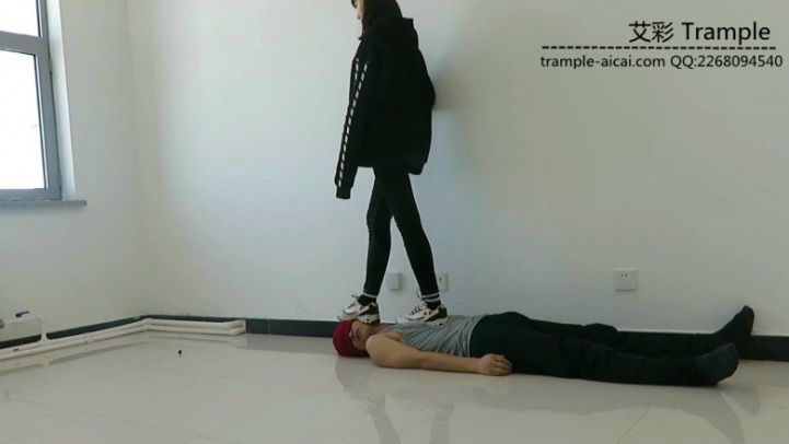 00后天使女主运动鞋；黑棉袜；裸足踩玩贱狗！_绳艺库视频下载