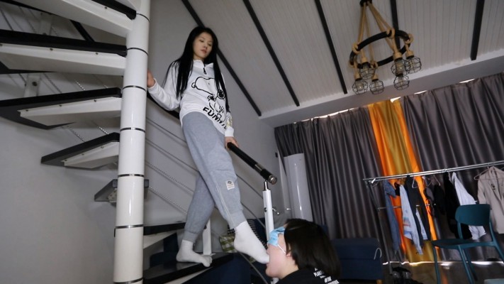 【惑心】贱狗舔我臭白袜_绳艺库视频下载