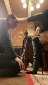 套路直播视频【微甜】真实虐哭女奴-暴打/长靴大力踩 bf25537_绳艺库视频下载