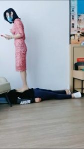 套路直播视频【小爷】高跟全体重踩踏 bf26365_绳艺库视频下载