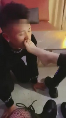 【萝莉糖糖】酒吧强迫口水圣水 bf9217_绳艺库视频下载