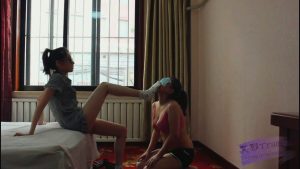 『小妮女女』汗渍脏袜子羞辱，残忍虐母狗_绳艺库视频下载