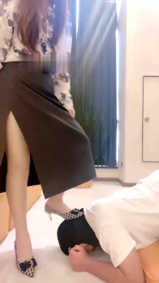 【夜伴大小姐】提档/高跟踩/耳光/喂浓痰喂食 bf29486_绳艺库视频下载