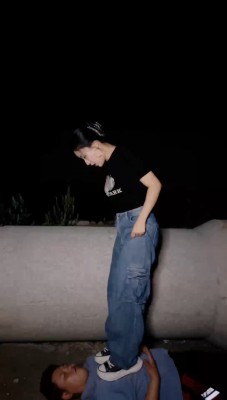 【潘妮女王】户外公园-骑马/全体重踩/爆踹/遛狗爬行 bf29531_绳艺库视频下载