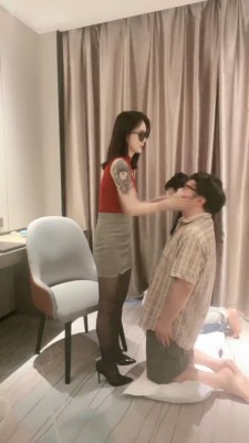 【筱月】犬化训练双奴-高跟虐乳/踢裆坐垫/喂吃浓痰 bf29471_绳艺库视频下载