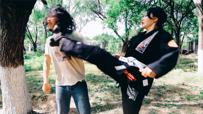 【冰时代】野外艺术踹脸踢死偷窥者冰果棍_绳艺库视频下载