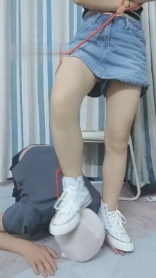 图片[4]_【珈瑶】叼白袜/帆布鞋踩狗头/藤条抽/脚插嘴闻舔_绳艺库视频下载