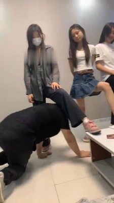 图片[4]_【橙宝】5S学生主-轮流舔鞋骑马转胯/脚踩喂食/气味羞辱 bf30594_绳艺库视频下载