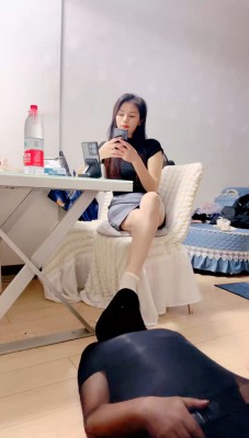 【安琪】桌下视角-超臭白棉袜气味羞辱_绳艺库视频下载