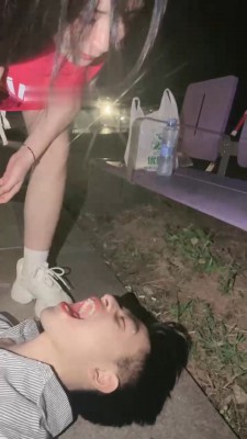 图片[2]_【饼干大大】户外-舔脏小白鞋/口吐喂食/白袜塞嘴/遛狗爬行 B2164_绳艺库视频下载