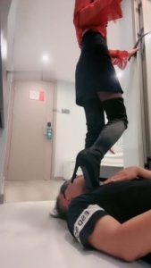 【艾莉】骑马转胯/打板子/长靴踩踏/脚插嘴 B2178_绳艺库视频下载