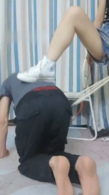 图片[3]_【珈瑶】叼白袜/帆布鞋踩狗头/藤条抽/脚插嘴闻舔_绳艺库视频下载