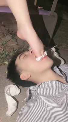 图片[12]_【饼干大大】户外-舔脏小白鞋/口吐喂食/白袜塞嘴/遛狗爬行 B2164_绳艺库视频下载