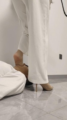 图片[9]_【辣姐】马具骑乘鞭打/骑着擦地/鞭打/深喉耳光/舔脚_绳艺库视频下载