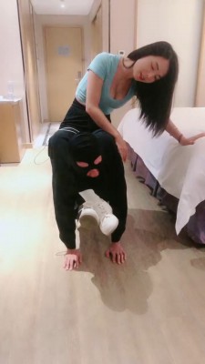 图片[3]_【伊妮】骑马/白鞋白袜气味羞辱/喝圣水 B2202_绳艺库视频下载