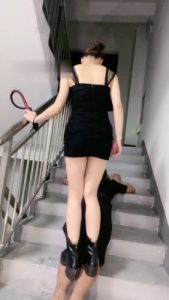 【盖洛】陪酒小妹楼道遛狗/脚下喂食/短靴踩踏 B2156_绳艺库视频下载