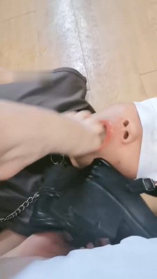 图片[3]_【调教视频】【颜颜颜主】闻舔脏鞋原味黑丝裸足_绳艺库视频下载