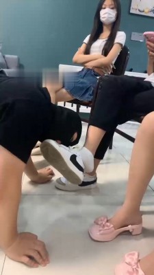 【橙宝】5S学生主-轮流舔鞋骑马转胯/脚踩喂食/气味羞辱 bf30594_绳艺库视频下载