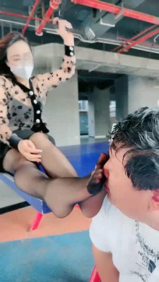 图片[11]_【长沙雪王】户外训马奴-高跟皮靴喂食插嘴/骑乘鞭打/踩踏_绳艺库视频下载