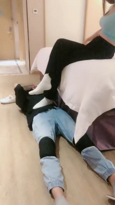 图片[2]_【伊妮】骑马/白鞋白袜气味羞辱/喝圣水 B2202_绳艺库视频下载